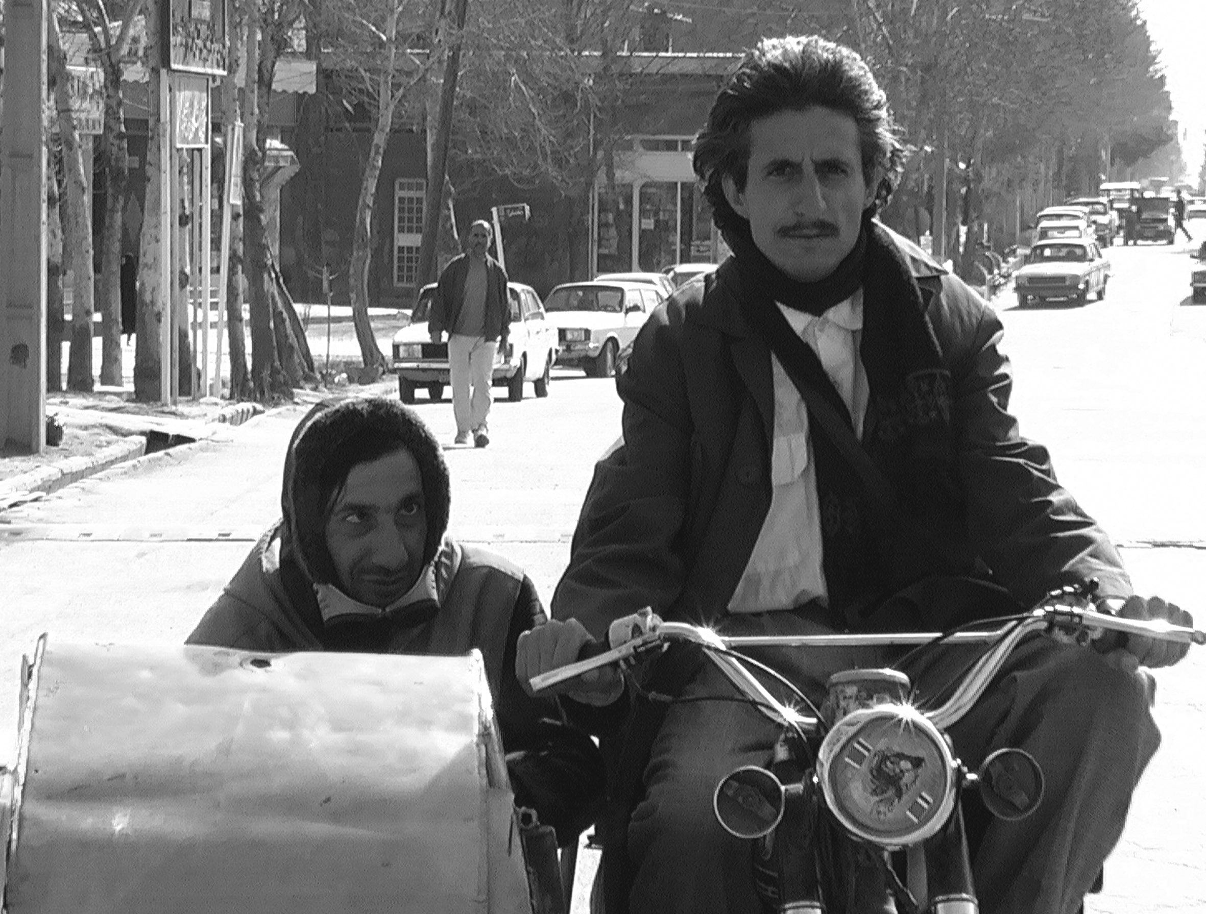 Quelques kilos de dattes pour un enterrement / Lonely Tunes of Tehran